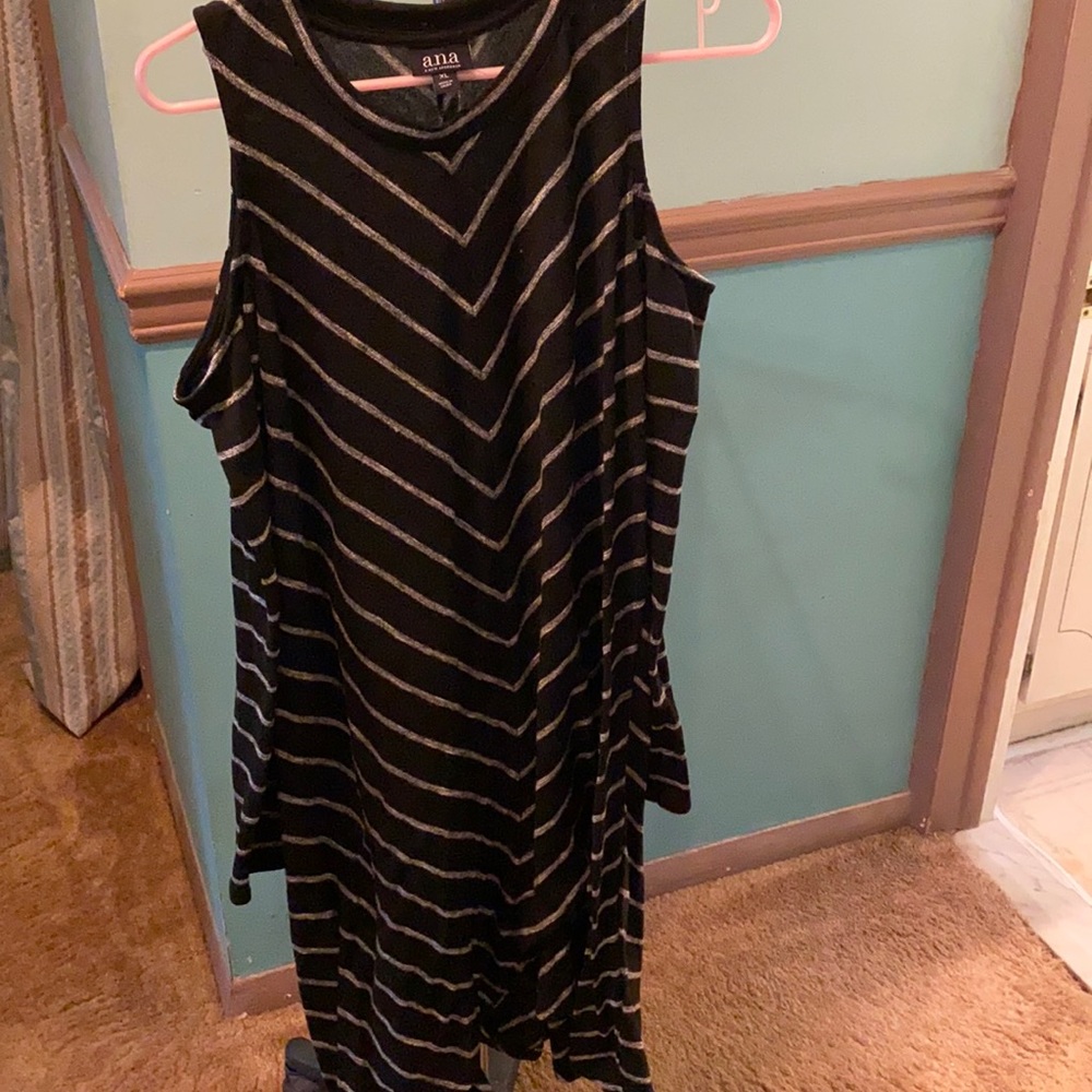 Cut out shoulder long sleeve dress